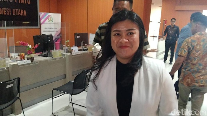 Bupati Sitaro Chyntia Ingrid Kalangit saat menjalani pemeriksaan di Kantor Kejati Sulut.