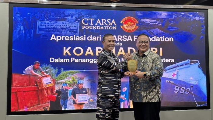 CT ARSA Berikan Penghargaan kepada Koarmada RI atas Bantuan 100 Ton Donasi Bencana Sumatera