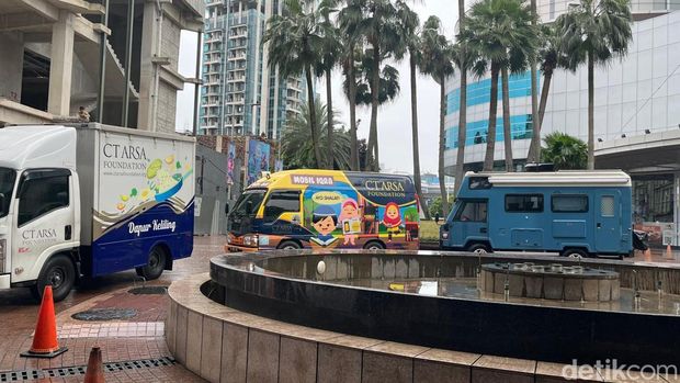 Founder CT ARSA Foundation Anita Ratnasari Tanjung melepas rombongan roadshow Gerakan Berbagi Kala Ceria (Gebrag Kalcer) Ramadan di lobby Transmedia, Jakarta Selatan. (Ondang/detikcom)