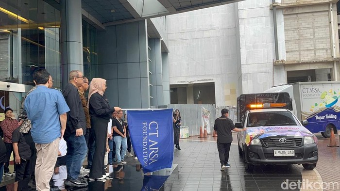 Founder CT ARSA Foundation Anita Ratnasari Tanjung melepas rombongan roadshow Gerakan Berbagi Kala Ceria (Gebrag Kalcer) Ramadan di lobby Transmedia, Jakarta Selatan. (Ondang/detikcom)