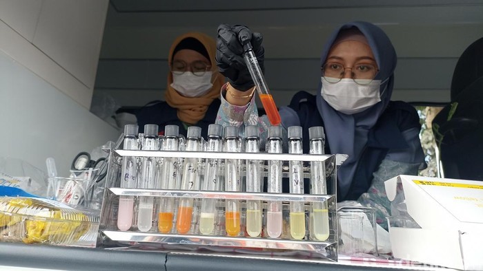 Dinkes Tulungagung dan BPOM Kediri uji lab makanan di pasar Ramadhan.
