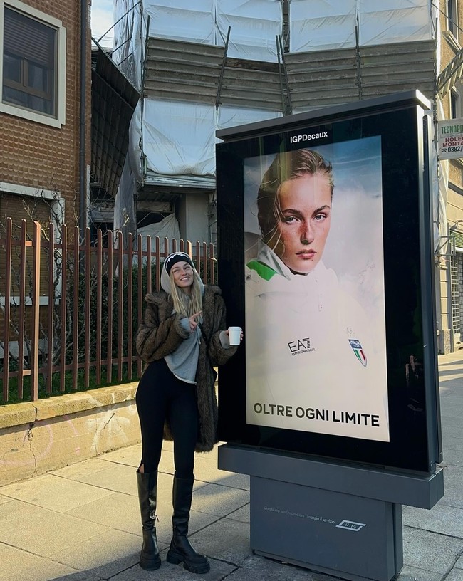 Ebba sering memamerkan portofolionya, termasuk untuk brand-brand terkenal, seperti Chopard dan Emporio Armani Foto: Instagram @moberg_ebba