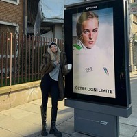 Ebba sering memamerkan portofolionya, termasuk untuk brand-brand terkenal, seperti Chopard dan Emporio Armani Foto: Instagram @moberg_ebba