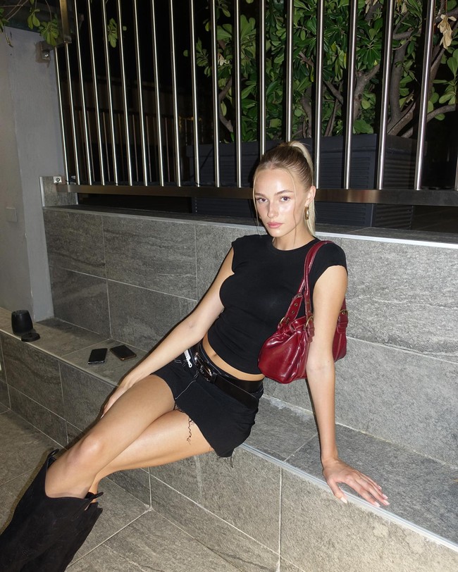 Ebba, yang lahir di Stockholm, dilaporkan tinggal di New York. Ia baru saja menandatangani kontrak dengan agensi Fusion Model. Selain itu, ia juga dimanajeri Oui Management Paris, The Wonders Stockholm, dan Brave Model Management Milan. Foto: Instagram @moberg_ebba