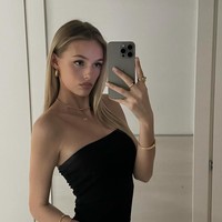 Netizen tentu langsung mencari tahu siapa sosok wanita tersebut. Tidak mengecewakan, mereka langsung mendapatkan informasi.  Foto: Instagram @moberg_ebba