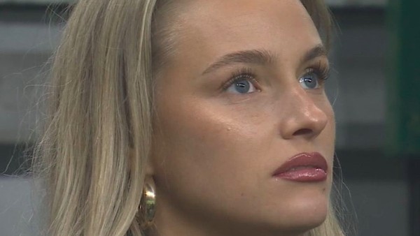 Viral Wanita Cantik Curi Atensi Saat Nonton Liga Champions, Terungkap Sosoknya
