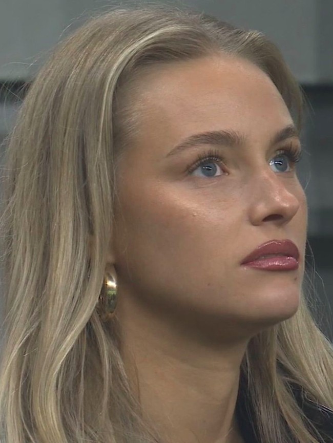 Viral Wanita Cantik Curi Atensi Saat Nonton Liga Champions, Terungkap Sosoknya