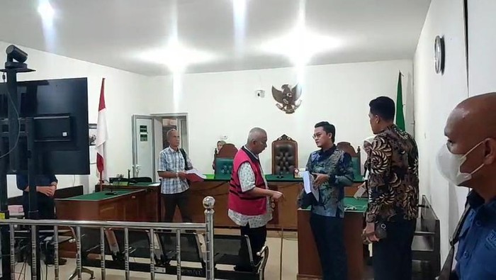 Eks Dirjen Perkeretapian Prasetyo berdiskusi dengan kuas ahukumnya usai sidang tuntutan.