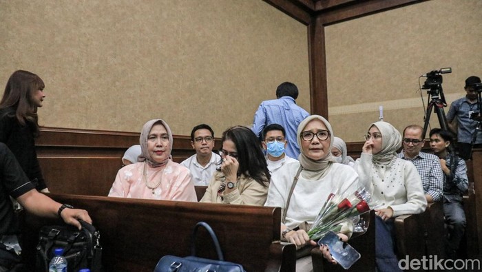 Majelis hakim membacakan vonis terhadap tiga terdakwa kasus dugaan korupsi tata kelola minyak mentah dan produk kilang di lingkungan PT Pertamina (Persero) klaster PT Pertamina International Shipping (PIS) dan PT Kilang Pertamina Internasional (KPI) di Pengadilan Tindak Pidana Korupsi (Tipikor) Jakarta, Jumat (27/2/2026). Tiga terdakwa tersebut yakni Agus Purwono selaku eks VP Feedstock Management PT Kilang Pertamina Internasional, Sani Dinar Saifuddin selaku eks Direktur Feedstock dan Product Optimization PT Kilang Pertamina Internasional, serta Yoki Firnandi selaku eks Direktur Utama PT Pertamina International Shipping.
