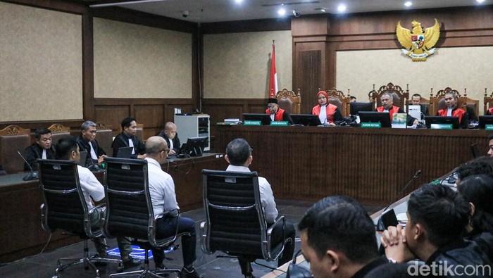 Majelis hakim membacakan vonis terhadap tiga terdakwa kasus dugaan korupsi tata kelola minyak mentah dan produk kilang di lingkungan PT Pertamina (Persero) klaster PT Pertamina International Shipping (PIS) dan PT Kilang Pertamina Internasional (KPI) di Pengadilan Tindak Pidana Korupsi (Tipikor) Jakarta, Jumat (27/2/2026). Tiga terdakwa tersebut yakni Agus Purwono selaku eks VP Feedstock Management PT Kilang Pertamina Internasional, Sani Dinar Saifuddin selaku eks Direktur Feedstock dan Product Optimization PT Kilang Pertamina Internasional, serta Yoki Firnandi selaku eks Direktur Utama PT Pertamina International Shipping.