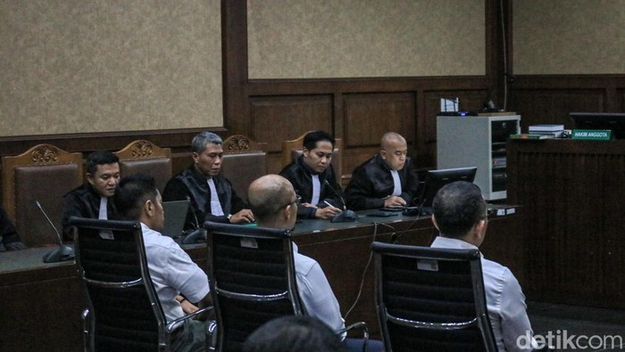 Majelis hakim membacakan vonis terhadap tiga terdakwa kasus dugaan korupsi tata kelola minyak mentah dan produk kilang di lingkungan PT Pertamina (Persero) klaster PT Pertamina International Shipping (PIS) dan PT Kilang Pertamina Internasional (KPI) di Pengadilan Tindak Pidana Korupsi (Tipikor) Jakarta, Jumat (27/2/2026). Tiga terdakwa tersebut yakni Agus Purwono selaku eks VP Feedstock Management PT Kilang Pertamina Internasional, Sani Dinar Saifuddin selaku eks Direktur Feedstock dan Product Optimization PT Kilang Pertamina Internasional, serta Yoki Firnandi selaku eks Direktur Utama PT Pertamina International Shipping.