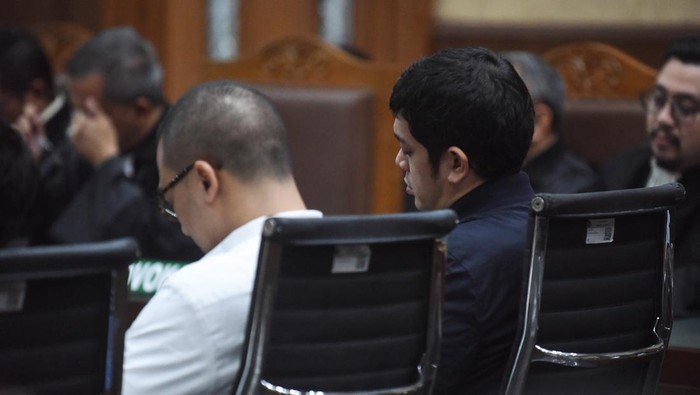 Terdakwa kasus dugaan korupsi tata kelola minyak mentah dan produk kilang pada PT Pertamina Muhamad Kerry Adrianto Riza (tengah) meninggalkan ruangan saat skors sidang pembacaan putusan di Pengadilan Tipikor, Jakarta Pusat, Jumat (27/2/2026) dinihari. Majelis hakim memvonis Beneficial owner PT Navigator Khatulistiwa yang juga anak dari Riza Chalid, Muhamad Kerry Adrianto Riza dengan pidana penjara 15 tahun dan denda Rp1 miliar subsider 190 hari kurungan juga menjatuhkan pidana tambahan untuk membayar uang pengganti sejumlah Rp2.905.420.003.854 subsider 5 tahun, serta Komisaris PT Jenggala Maritim Nusantara (JMN) Dimas Werhaspati dan Komisaris PT Pelayaran Mahameru Kencana Abadi (PMKA) Gading Ramadhan Joedo dengan pidana 13 tahun penjara dan denda Rp1 miliar subsider 190 hari kurungan. ANTARA FOTO/Indrianto Eko Suwarso/foc.