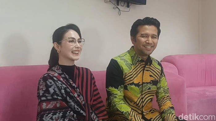 Emil Dardak dan Arumi Bachsin di di kawasan Studio TransTV, Kapten P Tendean, Jakarta Selatan.