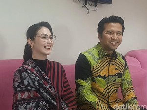 13 Tahun Berumah Tangga, Ini Cara Arumi Bachsin dan Emil Dardak Biar Gak Bosan