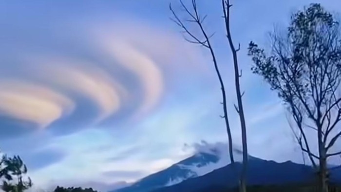 Fenomena awan berbentuk piringan di Gunung Slamet.