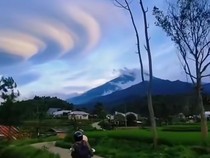 Awan Mirip Piringan Muncul di Atas Gunung Slamet, BMKG Beri Penjelasan