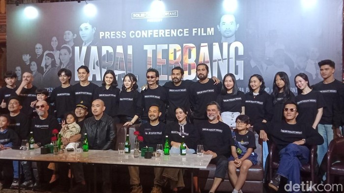 Para pemain film Kapal Terbang.
