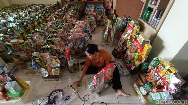 Karyawan menyusun pesanan parsel yang membludak untuk lebaran di gudang kerajinan parsel Jalan Jatisari, Kelurahan Sumampir, Kecamatan Purwokerto Utara, Kabupaten Banyumas Jumat (27/2/2026).