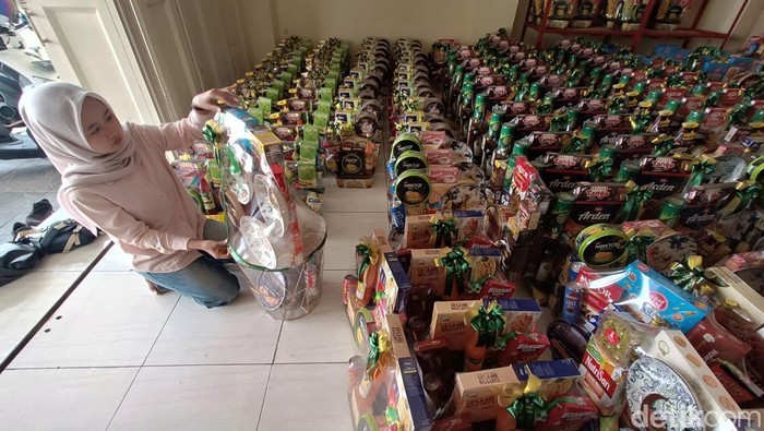Karyawan menyusun pesanan parsel yang membludak untuk lebaran di gudang kerajinan parsel Jalan Jatisari, Kelurahan Sumampir, Kecamatan Purwokerto Utara, Kabupaten Banyumas Jumat (27/2/2026).