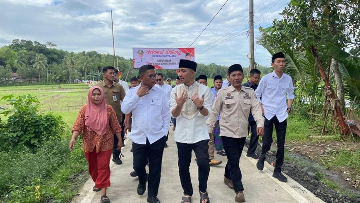 Gubernur Banten Andra Soni mengecek proyek Jalan Desa Luwuk–Grewel di Desa Karyajaya, Kecamatan Cimarga, Kabupaten Lebak