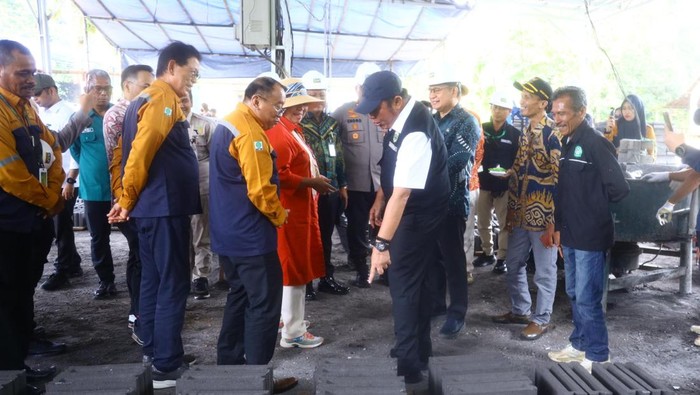 Gubernur Sumsel Herman Deru mengecek limbah FABA dijadikan konblok dan produk sejenis di PLTU.