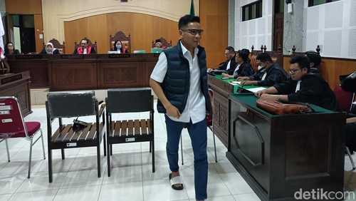 Hamdan Kasim, salah satu terdakwa gratifikasi uang siliman lingkup DPRD NTB mengikuti sidang perdana di Pengadilan Tipikor Mataram, Jumat (27/2/2026). (Abdurrasyid Efendi/detikBali).