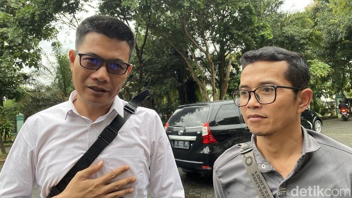 Humas Gema Pelita, Khairul Hamzah (kiri) dan Suratman (kanan), di Kantor DLHK Jateng, Kecamatan Banyumanik, Kota Semarang, Jumat (27/2/2026).