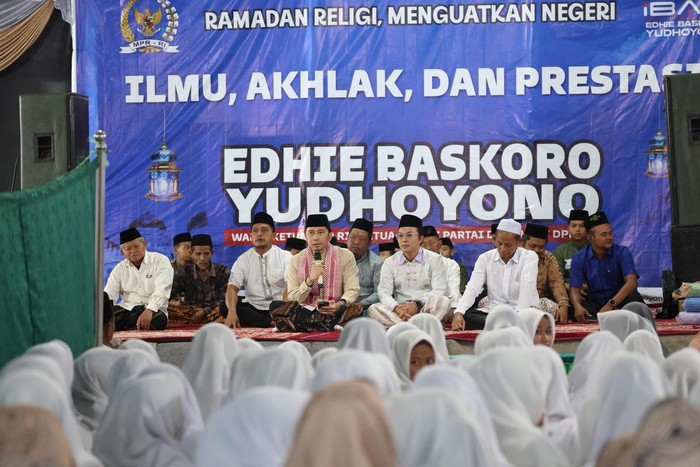 Ibas melakukan safari Ramadan ke pesantren