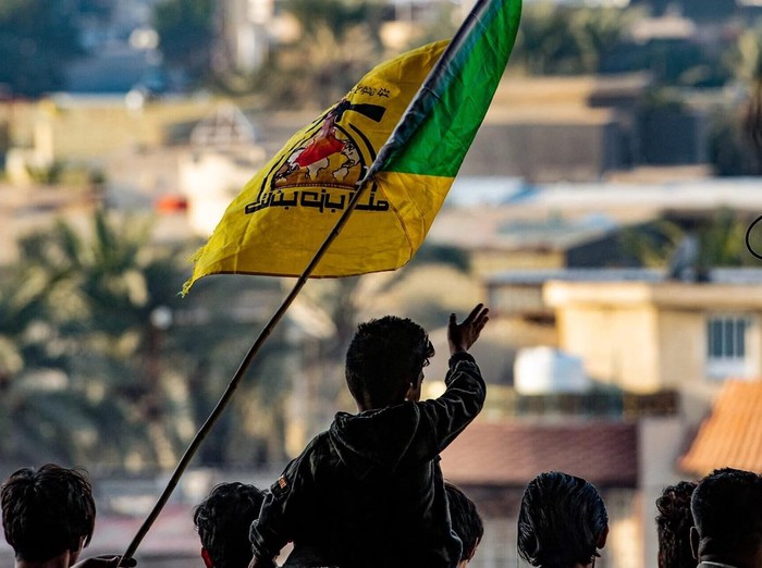 Ilustrasi -- Bendera Kataib Hizbullah (dok. Hussein Faleh/AFP) 