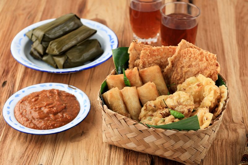 Ilustrasi takjil Various Gorengan for Takjil Breaking the Fast with Tea, Lontong and Peanut Sauce