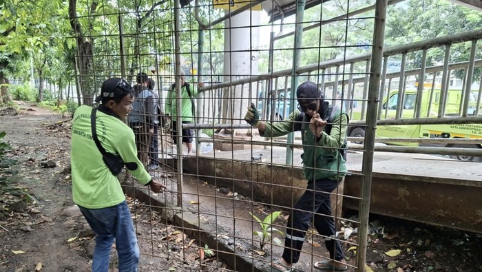 Jajaran Suku Dinas Pertamanan dan Hutan Kota Jakarta Timur bersama sejumlah personel lainnya menutup permanen dua titik akses masuk Taman Kota di kawasan Cawang, Kebon Pala, Makasar, Jakarta Timur, Jumat (27/2/2026)