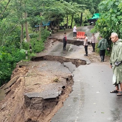 Jalan penghubung Desa Taman Baru dengan Desa Buwun Mas, Kecamatan Sekotong, Lombok Barat putus diterjang longsor, Rabu (25/2/2026). (Istimewa)