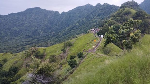 Jalur Pendakian di Bukit Batu Kursi Jalur pendakian di Bukit Batu Kursi, Buleleng, Bali, Selasa (17/2/2026). Jalur itu berujung di Pura Batu Kursi.