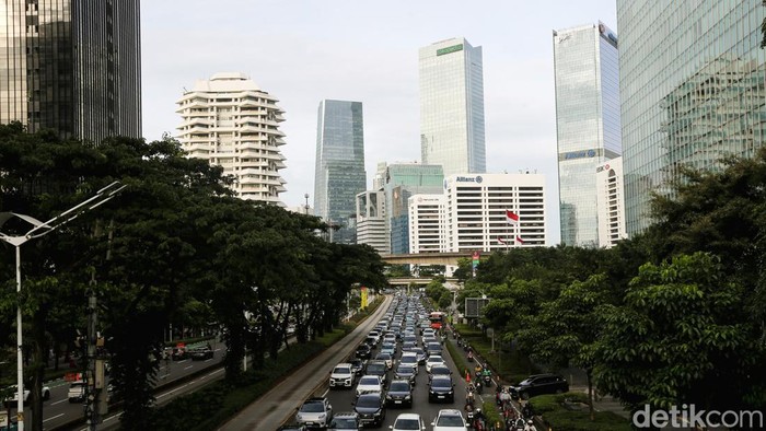 Lalu-lintas Jalan Sudirman arah Senayan, Jakarta, terpantau macet pada hari Jumat (272/2026). Polda Metro Jaya mengungkap adanya pergeseran jam macet di wilayah Jakarta selama Ramadan. Hal itu berpengaruh karena jam masuk kantor yang lebih siang dan pulang yang lebih cepat.