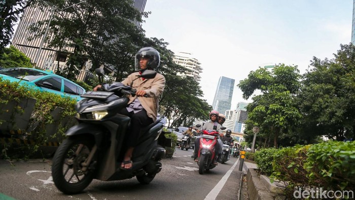 Lalu-lintas Jalan Sudirman arah Senayan, Jakarta, terpantau macet pada hari Jumat (272/2026). Polda Metro Jaya mengungkap adanya pergeseran jam macet di wilayah Jakarta selama Ramadan. Hal itu berpengaruh karena jam masuk kantor yang lebih siang dan pulang yang lebih cepat.
