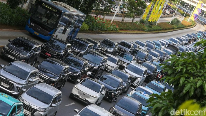 Lalu-lintas Jalan Sudirman arah Senayan, Jakarta, terpantau macet pada hari Jumat (272/2026). Polda Metro Jaya mengungkap adanya pergeseran jam macet di wilayah Jakarta selama Ramadan. Hal itu berpengaruh karena jam masuk kantor yang lebih siang da
