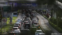 Lalu-lintas Jalan Sudirman arah Senayan, Jakarta, terpantau macet pada hari Jumat (272/2026). Polda Metro Jaya mengungkap adanya pergeseran jam macet di wilayah Jakarta selama Ramadan. Hal itu berpengaruh karena jam masuk kantor yang lebih siang dan pulang yang lebih cepat.
