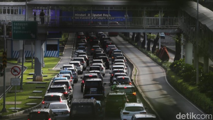 Lalu-lintas Jalan Sudirman arah Senayan, Jakarta, terpantau macet pada hari Jumat (272/2026). Polda Metro Jaya mengungkap adanya pergeseran jam macet di wilayah Jakarta selama Ramadan. Hal itu berpengaruh karena jam masuk kantor yang lebih siang dan pulang yang lebih cepat.