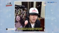Dilihat dari tayangan Rumpi: No Secret, Kamis (26/2/2026), semula Jefri menunjukkan angka jam di ponselnya. Namun, lock screen yang semula hitam gak sengaja terbuka. Yup, foto Zahwa Massaid terpampang di wallpaper ponsel aktor berusia 27 tahun itu. Foto: Capture Rumpi: No Secret