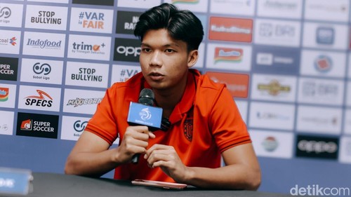 Kadek Arel Priyatna saat konferensi pers di Stadion Kapten I Wayan Dipta, Gianyar, Jumat (27/2/2026).