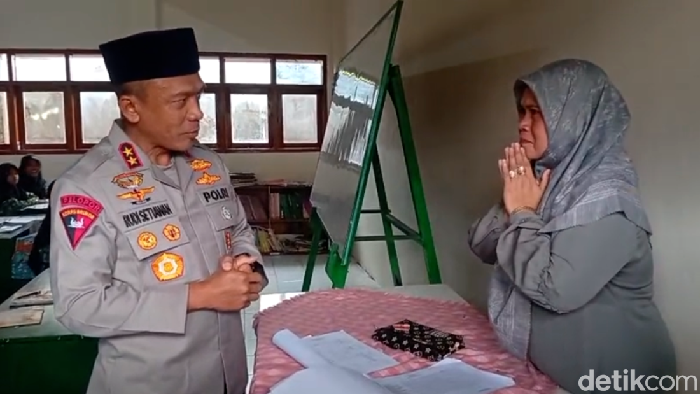 Kapolda Jabar Irjen Rudi Setiawan bersama guru ponpes Cipasung