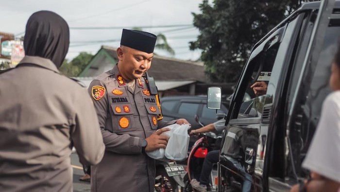 Kapolres Blitar AKBP Rivanda bagi-bagi takjil ke pengendara