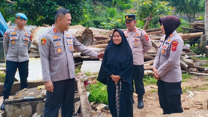 Kapolres Ciamis AKBP Hidayatullah meninjau rutilahu di Winduraja Kawali Ciamis.