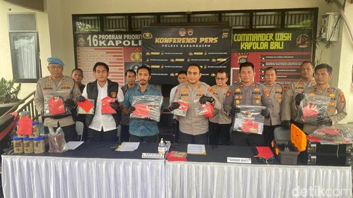 Kapolres Karangasem AKBP I Made Santika saat melaksanakan konferensi pers tangkapan kasus pencurian di  Mapolres Karangasem, Jumat (27/2/2026).