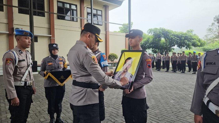 Kapolres Temanggung AKBP Zamrul Aini mencoret foto Bripka Dannu Arrief Usman yang dilakukan Pemberhentian Tidak Dengan Hormat (PTDH) usai desersi sebulan, Jumat (27/2/2026).