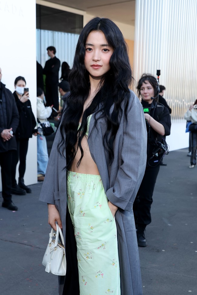 Penggemar menyorot Kim Tae Ri kembali terlihat dengan rambut panjang. Pasalnya dalam dua tahun terakhir, ia hadir dengan blunt bob di show Prada. Foto: Instagram