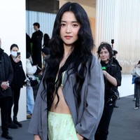 Penggemar menyorot Kim Tae Ri kembali terlihat dengan rambut panjang. Pasalnya dalam dua tahun terakhir, ia hadir dengan blunt bob di show Prada. Foto: Instagram