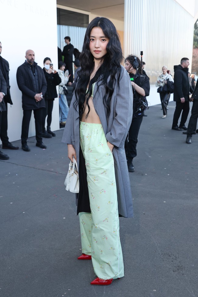 Di sisi lain, Kim Tae Ri berani beda dengan pilihan gaya busananya. Bintang Twenty Five Twenty One itu memakai bra hijau di balik setelan jas abu-abu, mengekspos otot perutnya yang tegas. Foto: Instagram