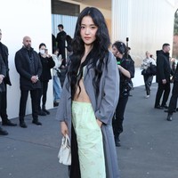 Di sisi lain, Kim Tae Ri berani beda dengan pilihan gaya busananya. Bintang Twenty Five Twenty One itu memakai bra hijau di balik setelan jas abu-abu, mengekspos otot perutnya yang tegas. Foto: Instagram