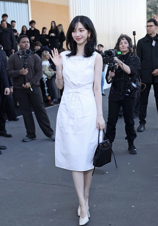 Dalam kesempatan itu, Karina aespa tampil fresh dengan potongan rambut classic bob sebahu tanpa layer. Berbalut gaun putih, yang menyorot keanggunannya. Penampilan Karina dilengkapi dengan hand bag hitam. Foto: Instagram